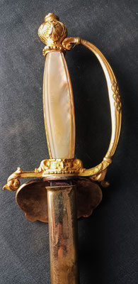 épée d’officier des poudres et salpêtres poingnée en plaquettes de nacre
