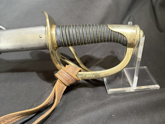 sabre cavalerie légere modele 1822 modifié 83 details poignée et dragonn en bufle marron.