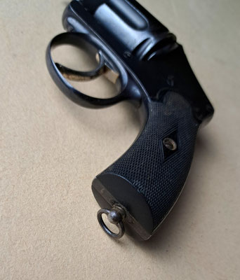 revolver Galand tue tue calibre  8 mm vue de la poignée 