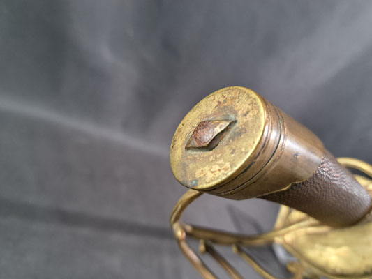 sabre d'officier de maréchaussée modèle 1787 ancien regime details  de la rivure .