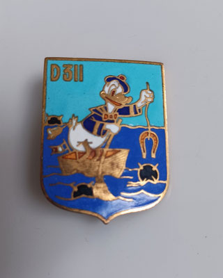 insigne marine dragueur de mines 311 .augis lyon part aut de walt disney .TBE prix 70 euros