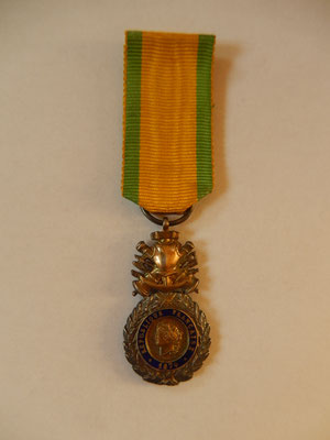 Médaille militaire Miniature  25 x 15 mm  en argent  poinçonnée très belle fabrication  prix : 45 euros 