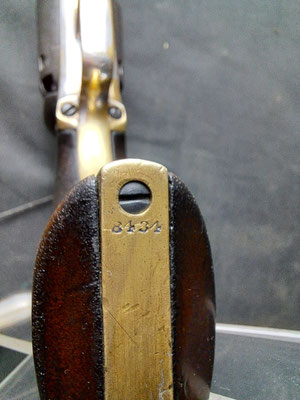  revolver colt 1851 navy cal 36 vue du numeros de l' arme au talon de la crosse 