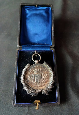 medaille en argent  société de tir d Auxonne  avec sa boite 