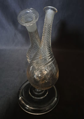 guédoufle en verre blanc pontillé 