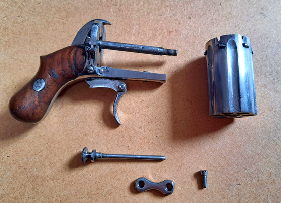 pistolet revolver poivriére vue des pieces démontées 