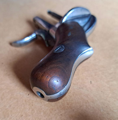 pistolet revolver poivriére details crosse sans ejecteur 