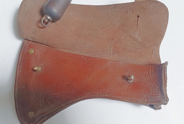 porte hache en cuir fauve rivets laiton 