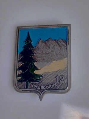 insigne chantier de la jeunesse groupement 12 belledonne .alu peint drago paris nice 25 rur beranger .prix:85 euros