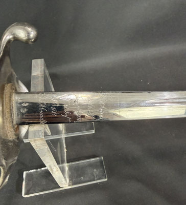 La lame droite à gouttière excentrée est gravée " Manuf d'armes de Chatl.. Janvier 1894 Off infanterie mle 1882, Entr A Treuille"