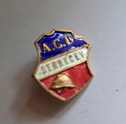 insigne ancien combattant de Sennecey(S&L) 3x2 cm .prix 15 euros 