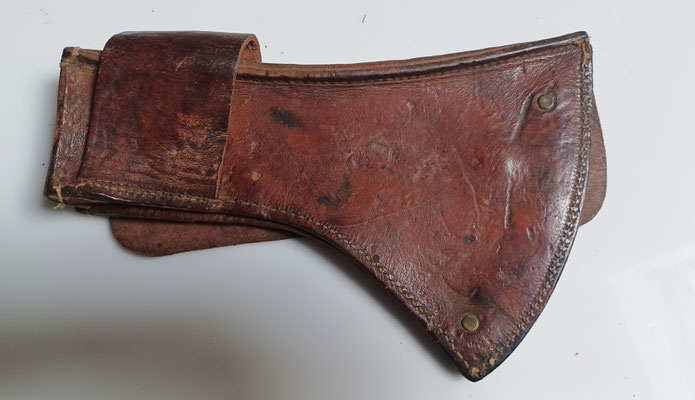 porte hache en cuir fauve daté 1917