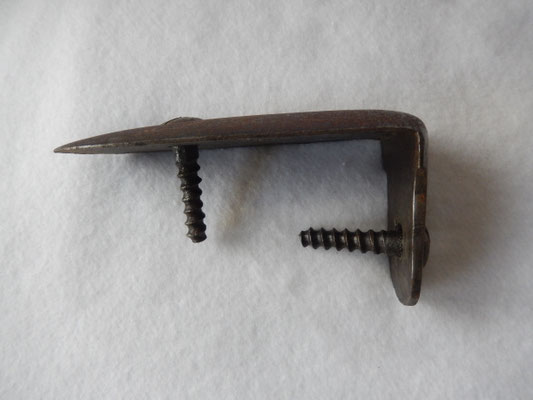 plaque de couche fusil An IX avec ses deux  vis  prix : 35 euros 