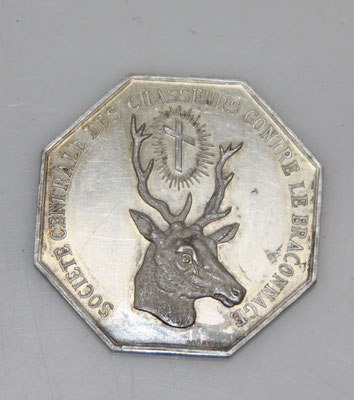 médaille en argent (42 gr ) 4.5 diam . société centrale des chasseurs contre le braconnage .attribuée à un brigadier  en 1875 à Chilleurs aux bois .prix : 230  euros 