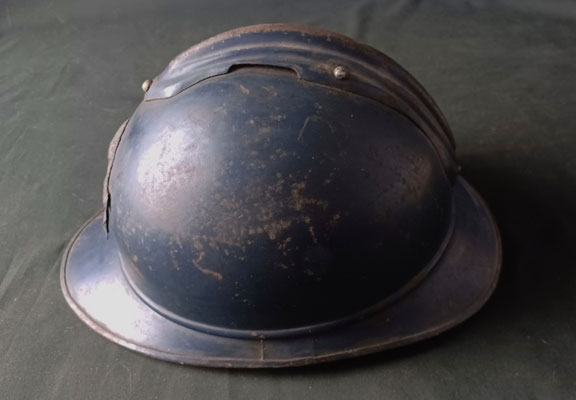 casque adrian modèle 15 artillerie vue de la coque de coté 