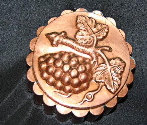 moule à gâteau en cuivre decor raisin