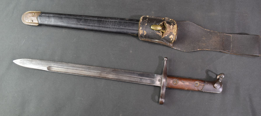baionnette italienne mle 1891 avec fourreau cuir .