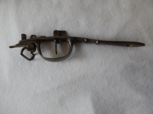 ensemble pontet ,grenadiere , sous garde , détente fusil AN 9 et sa vis prix : 120 euros 