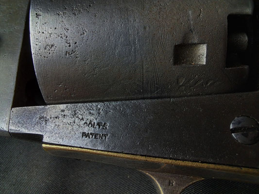  revolver colt 1851 navy cal 36 mvue du marquage sous le bati du revolver 