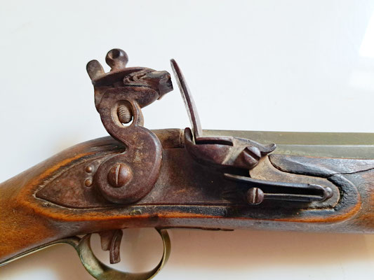 tromblon pistolet de voyage  à silex E.schesinger & Cnie Montevideo gros plan de la platine à silex 