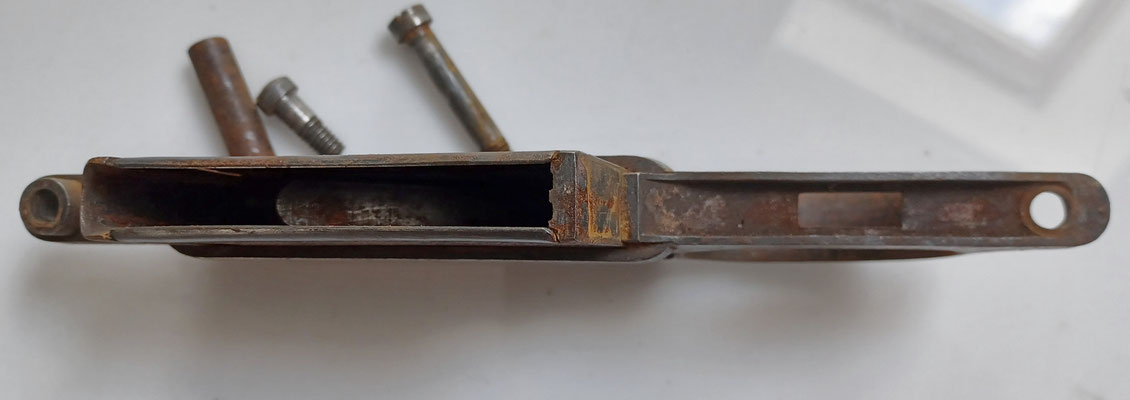 magasin de fusil mauser belge modèle 1889 avec pontet est ses vis de maitien 
