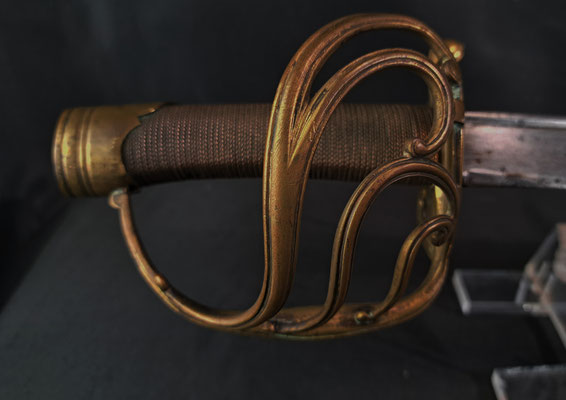 sabre d'officier de maréchaussée modèle 1787 ancien regime   details de la poignée en bronze à cinq branches .