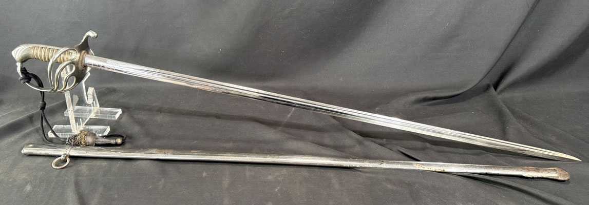 La lame droite à gouttière excentrée est gravée " Manuf d'armes de Chatl.. Janvier 1894 Off infanterie mle 1882, Entr A Treuille"