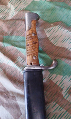 baîonnette  prussienne 98/05 dent de scie poingnée bois striée