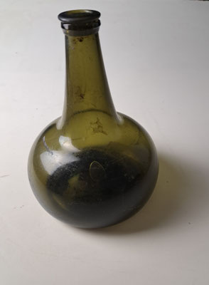 bouteille oignons fin 17 éme de couleur verte 