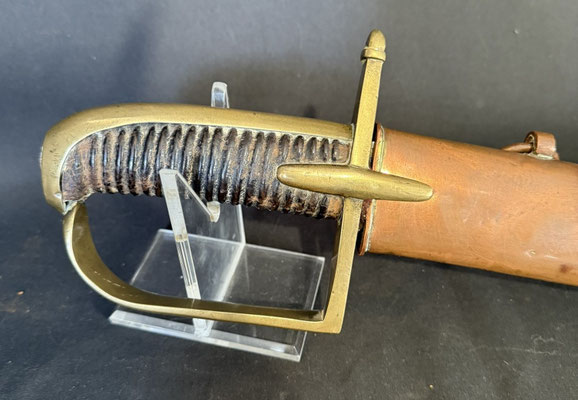 sabre hussard  révolutionnaire details de la poignée en cuir .