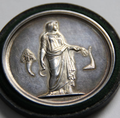 médaille en  argent ( 66 gr diam 51 mm ) par E. Oudiné et A.Dubois .société  d agriculture du Puy de Dôme .encouragement pour le reboisement  attribué au  brigadier forestier Amphitejus  