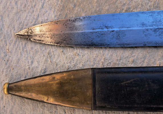 glaive d 'infanterie  modèle 1831 details des poiçons sur la bouterolle.