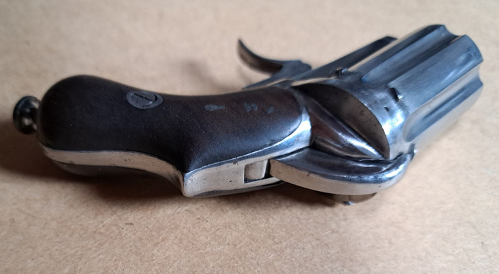 pistolet revolver poivriére detail du chien 