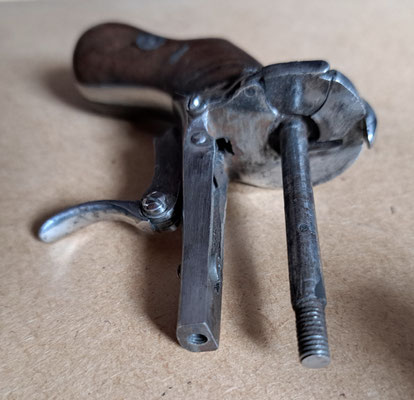 pistolet revolver poivriére vue de la caecasse demonté 