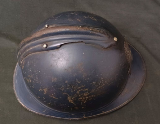 casque adrian modèle 15 artillerie vue du cimier par le haut 