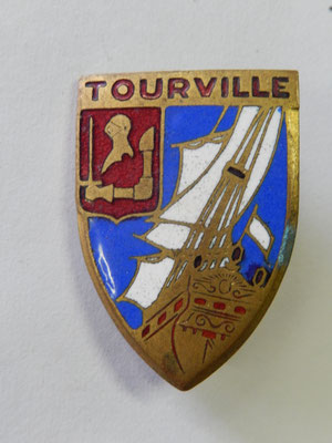  insigne croiseur Tourville. Augis .  prix :10 euros