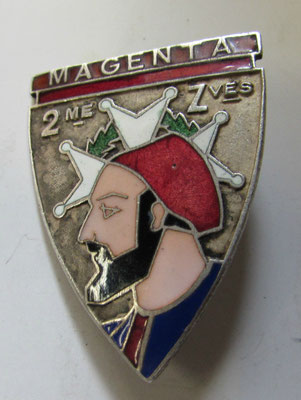  insigne 2°zouaves , sans fabricant ,dos chevrons argenté . prix : 35 euros