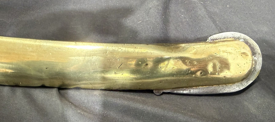Fourreau en bois recouvert de cuir (couture sur la partie inférieur) à garnitures en laiton, dard en fer