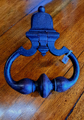 marteau de porte en fer forgé  18 eme siecle .