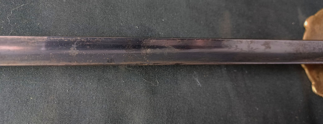 épée d’officier des poudres et salpêtres lame autrefois bleuie et doré 