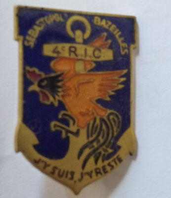 insigne 4° R I C  .  dos lisse poincon  A B  sur pastille .prix : 35 euros 