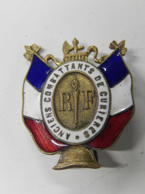 insigne  des anciens combattant de Curieres . prix : 30 euros