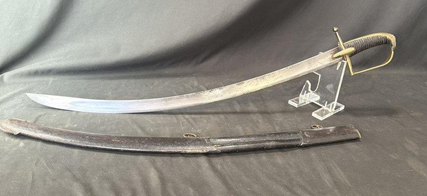 Lame courbe à dos plat et pans creux, portant un poinçon au faisceau de licteur