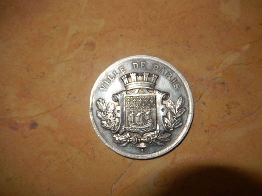 médaille en argent de la  ville de Paris ,musique de la garde Républicaine ,souvenir offert par ses collègues   en 1887 à Pierre Refroignet. 97 gr diamètre 6.2 cm léger coup sur la tranche  vendus