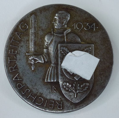 insigne de journée REICHSPARTEITAG 1934 , en acier dos marqué DESOHER SOHN MUNCHEN Prix : 70 euros