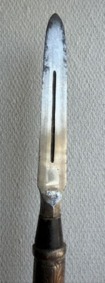 sankaku yari lame double tranchant .