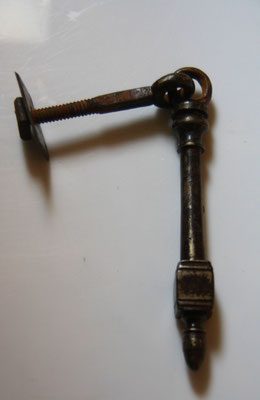  marteau de porte en fer forgé  XVIIe siécle