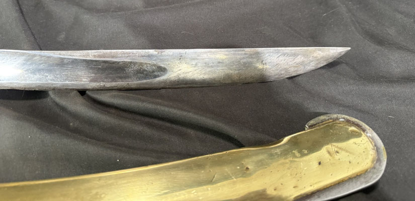 Lame courbe à pans creux avec traces de poli d’origine. Dos plat sans marquage.