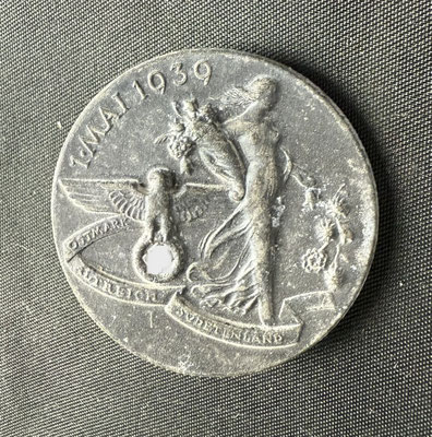 insigne 1 mai 1939  plastique 