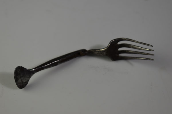 fourchette pliante en fer forgé 18°siècle 